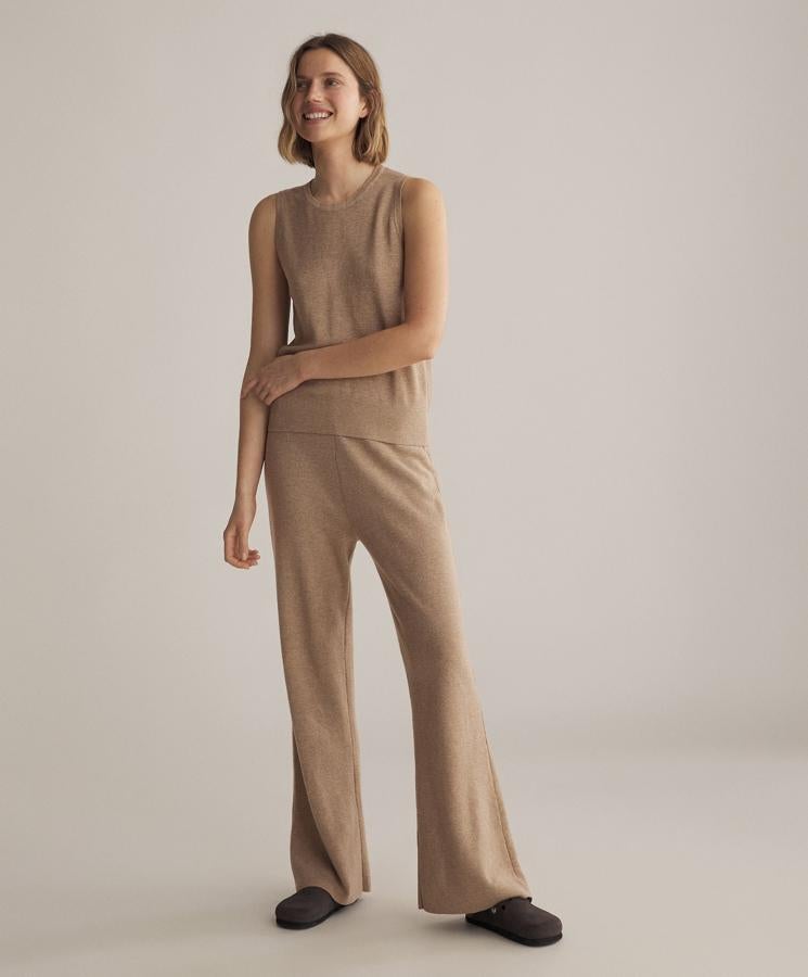 Este conjunto de punto en marrón tostado cuenta con un pantalón flare (35,99 euros) y un jersey (22,99 euros) sin mangas a juego con cuello de caja.