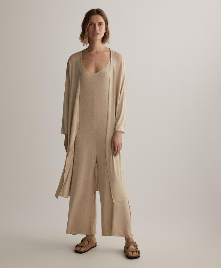 Este conjunto en color beige está formado por una chaqueta (25,99 euros) larga abierta y un mono (25,99 euros) largo de tirantes a juego.
