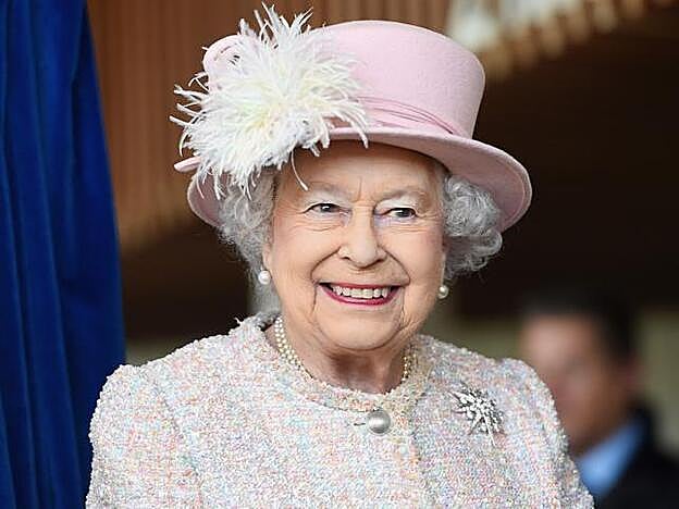 La reina Isabel luciendo uno de sus colores predilectos, sobre todo en los labios, el fucsia. Getty.