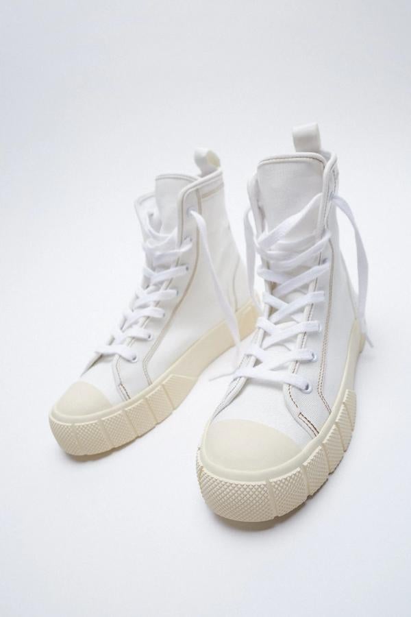 Disponibles en blanco o en marrón, estas deportivas abotinadas con detalle de pespuntes y suela con relieve tienen un precio de 19,99 euros (antes 29,95 euros).