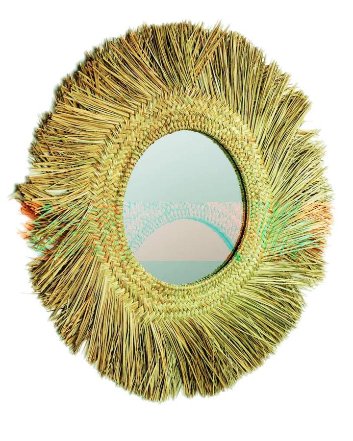 Espejo Rumer, con marco de fibras naturales, de Kave Home (65 €).