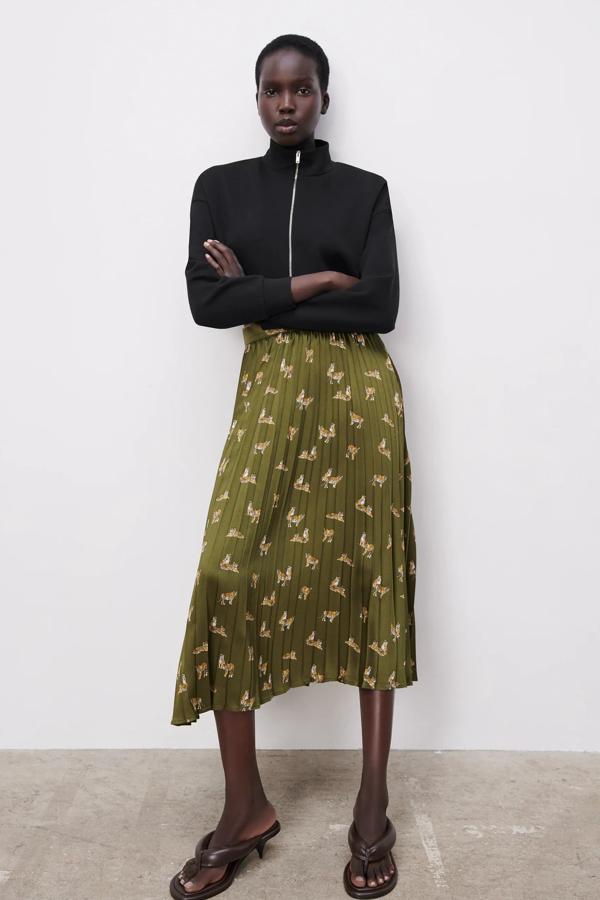 En color verde y con estampado de tigres, esta falda midi plisada de tiro alto tiene un precio de 12,99 euros (antes 25,95 euros).