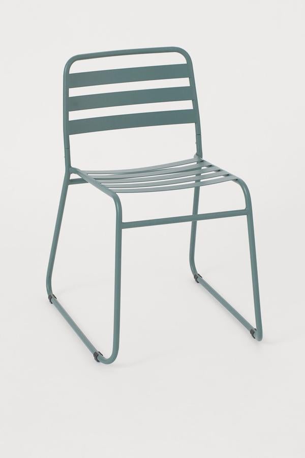 En color verde oscuro, esta silla en metal pintado tiene una altura de 73 centímetros, un ancho de 49 y un fondo de 50. Su precio es de 79,99 euros.