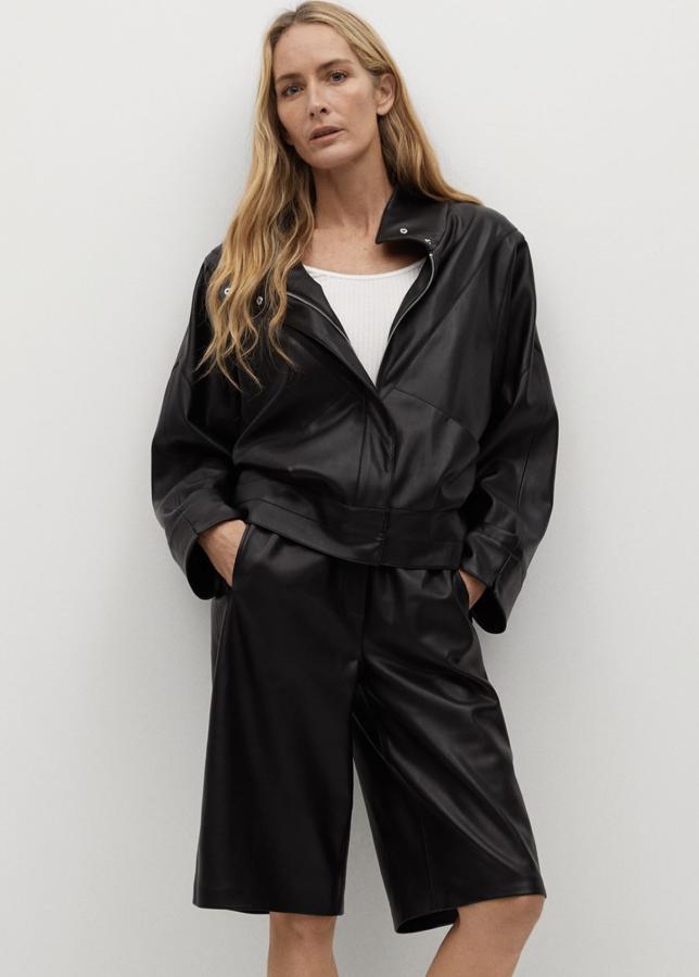 De color negro y diseño oversize, esta cazadora de efecto piel cuenta con cierre de cremallera en la parte delantera y tiene un precio de 29,99 euros (antes 49,99 euros).