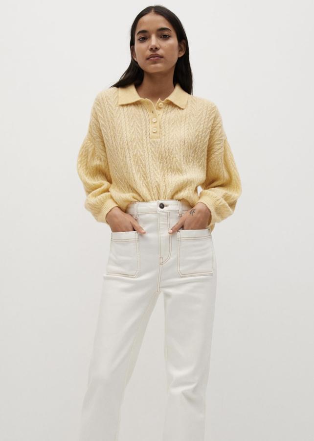 Disponible en amarillo o verde pastel, este polo de punto con cierre de botones en el cuello y terminaciones de canalé tiene un precio de 19,99 euros (antes 29,99 euros).