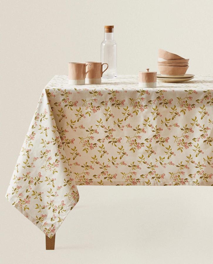 Con estampado de cerezas y acabado resinado, este mantel impermeable está disponible en dos tamaños, 150x150 centímetros (29,99 euros) y 150x250 centímetros (39,99 euros).