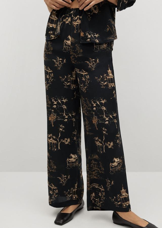 De color negro y con estampado oriental, este pantalón fluido con cintura elástica y bolsillos laterales tiene un precio de 19,99 euros (antes 29,99 euros).