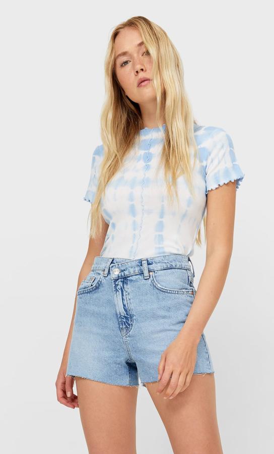 Con cinco bolsillos y cintura asimétrica, este short denim en color azul y bajo acabado sin costura tiene un precio de 19,99 euros.