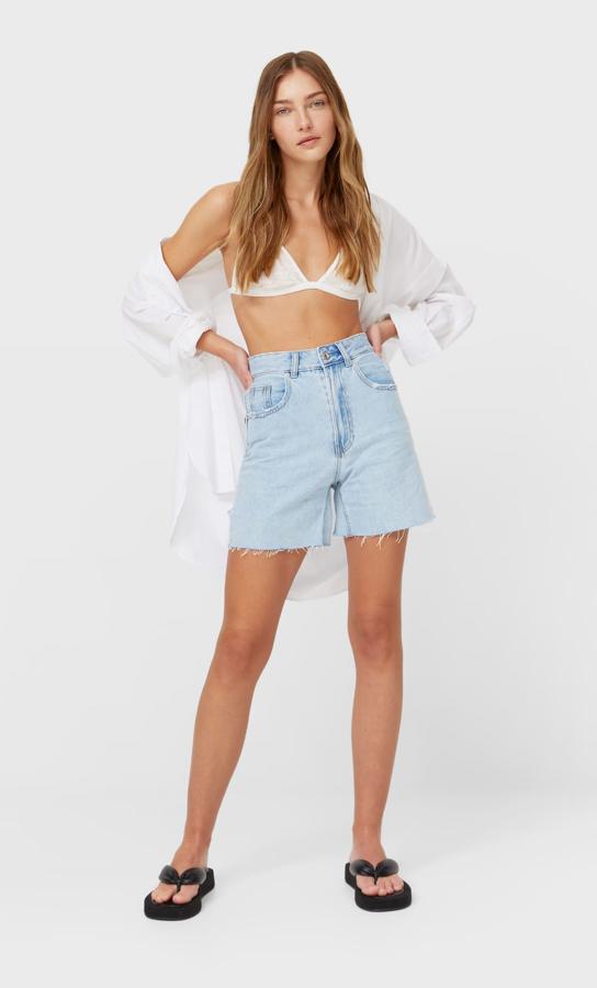 Con bajo sin costura y cinco bolsillos, estos shorts largos denim en color azul claro tienen un precio de 19,99 euros.