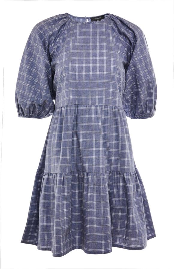 En color azul marino a capas con estampado de cuadros, este vestido corto con mangas abullonadas tiene un precio de 16 euros.