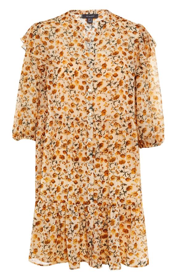 Este vestido corto de gasa en color amarillo con estampado floral tiene un precio de 16 euros.