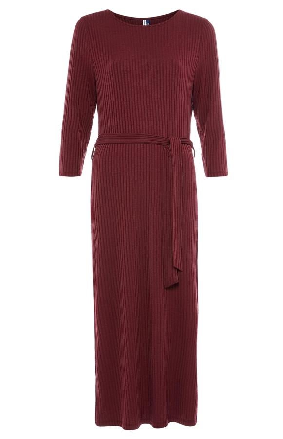 En color burdeos, esta vestido midi de punto con cinturón del mismo tejido tiene un precio de 14 euros.