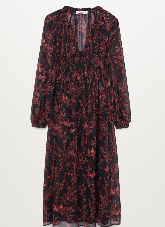 De color negro y con estampado de hojas en rojo, este vestido midi en tejido fluido con manga abullonada tiene un precio de 25,99 euros (antes 49,99 euros).