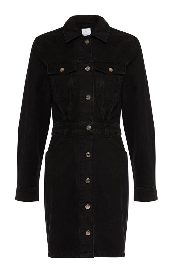 Este vestido vaquero de color negro de manga larga cuenta con cuello y cierre frontal mediante botones. Tiene un precio de 19 euros.