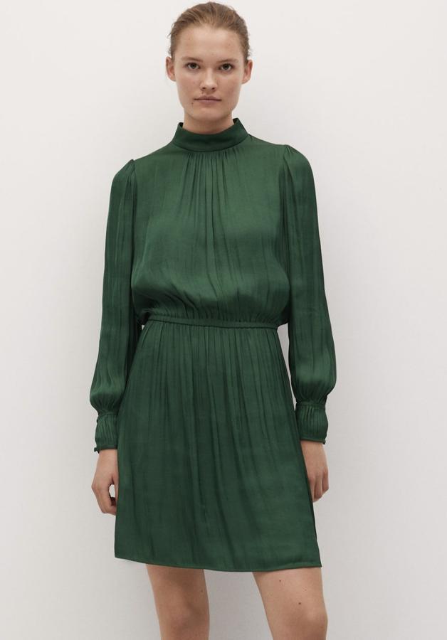 De cuello alto y manga larga abullonada, este vestido corto con detalles plisados y cintura elástica tiene un precio de 29,99 euros (antes 39,99 euros).