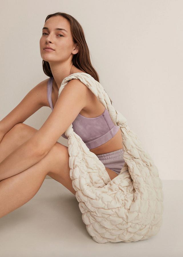 En crudo o en caqui, este bolso maxi de Mango con diseño acolchado pertenece a la colección deportiva de la firma pero nos parece perfecto para cualquier ocasión en la que necesitemos espacio. Con compartimento interior y cierre de cremallera superior a tono, cuesta 39,99 euros.