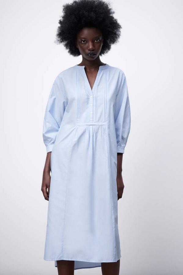 Este diseño de túnica con cuello redondo con escote de pico y manga larga viene con detalle de jaretas delanteras, bajo asimétrico con aberturas laterales y cierre frontal con botones. Es de Zara, está disponible entre las tallas XS y XL, cuesta 39,95 euros.
