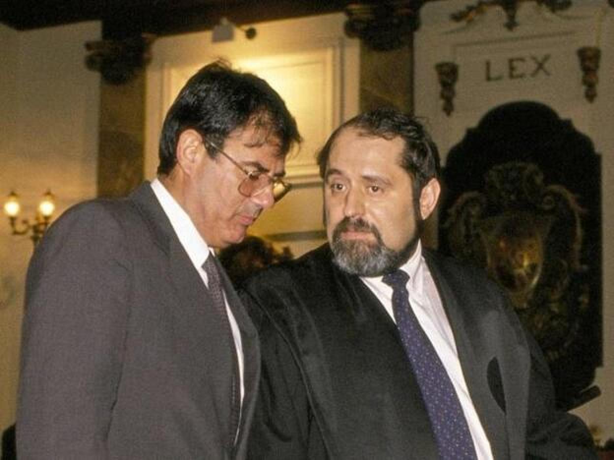 A la izquierda, el comisario Francisco Javier González escucha los consejos de su abogado Emilio Rodríguez Menéndez en una comparecencia durante el juicio del caso por la desaparición de Santiago Corella "el Nani". Fue el juicio más mediatico de los años 80 en España.