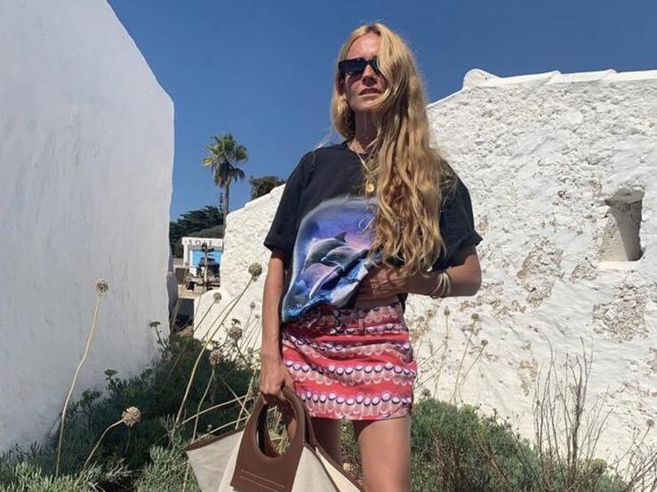 Fotos: Doce camisetas básicas por menos de 15 euros que querrás para ir a la oficina porque adelgazan y hacen tipazo