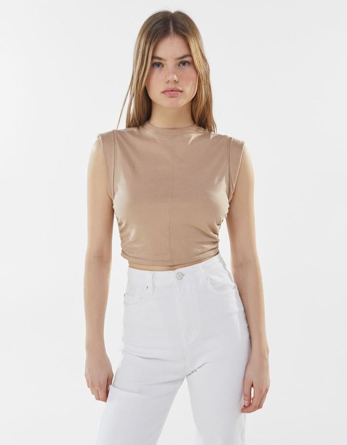 Tiene un corte muy original y está disponible en camel, blanco y negro. Es una de las más baratas de la lista, con un precio de 7,99 €.