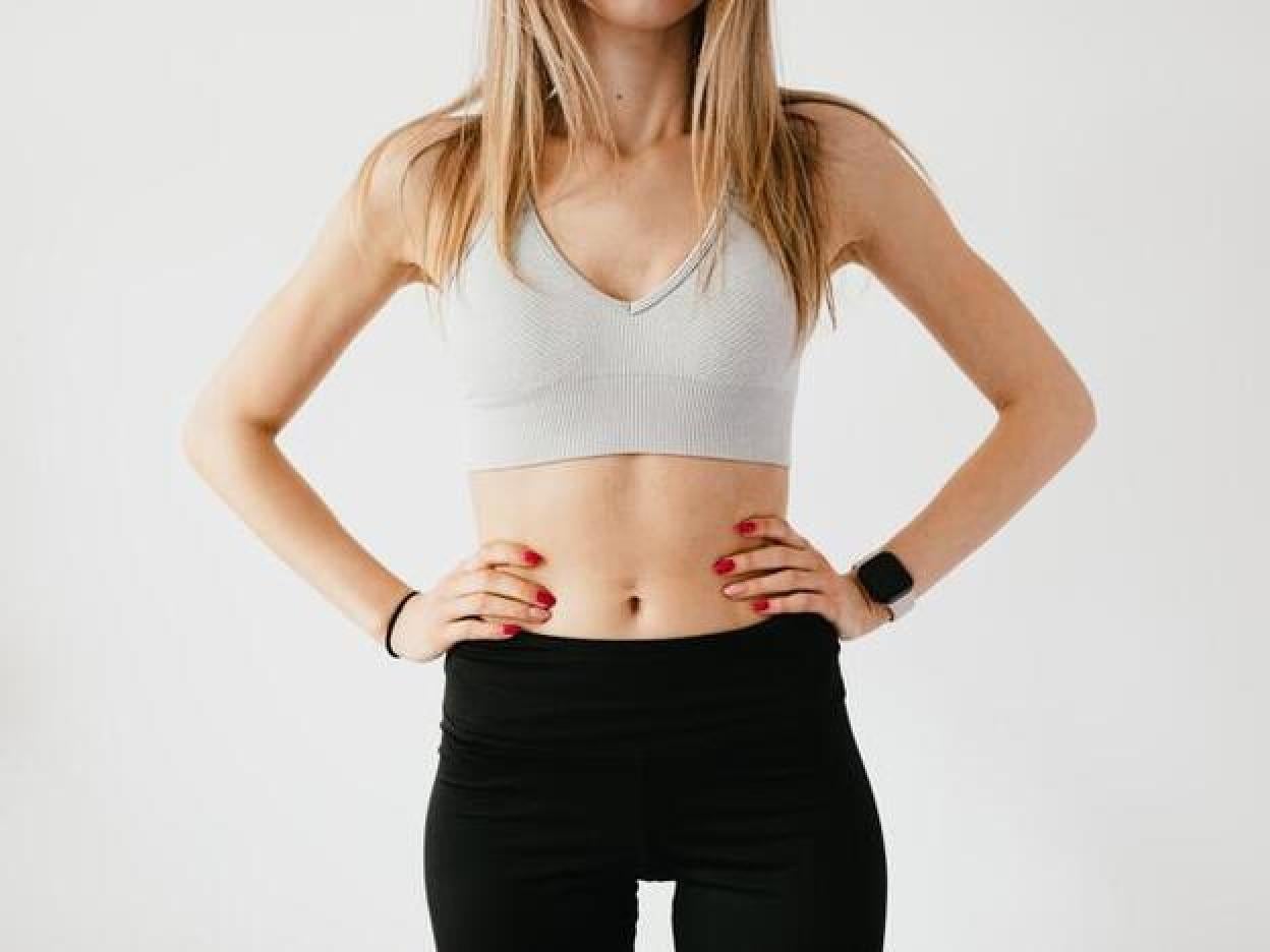 Pincha en la imagen para ver las posturas de yoga que te ayudarán a reducir la cintura.