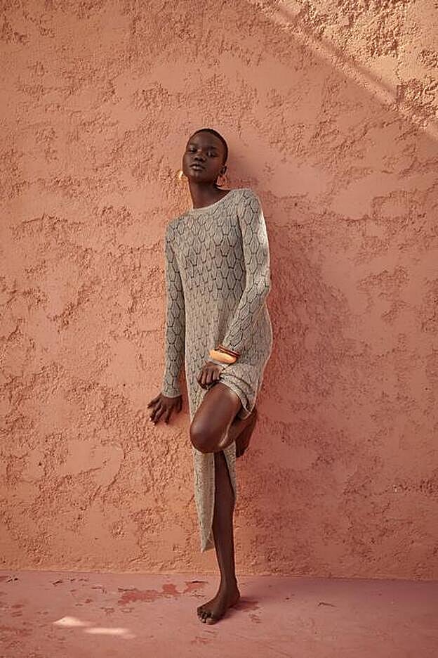 Vestido de punto calado con largo midi de la nueva colección de Zara (39,99 euros)