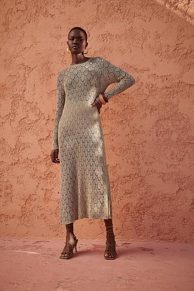 Vestido de punto calado con hilo metalizado de la nueva colección de primavera de Zara (39,99 euros)