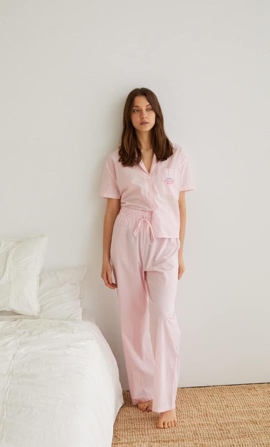 Con cintura elástica y pernera ancha, este pantalón de popelín con estampado de rayas rosas y blancas, que también está disponible en azul, tiene un precio de 15,99 euros y podemos encontrarlo en las tallas S, M y L.