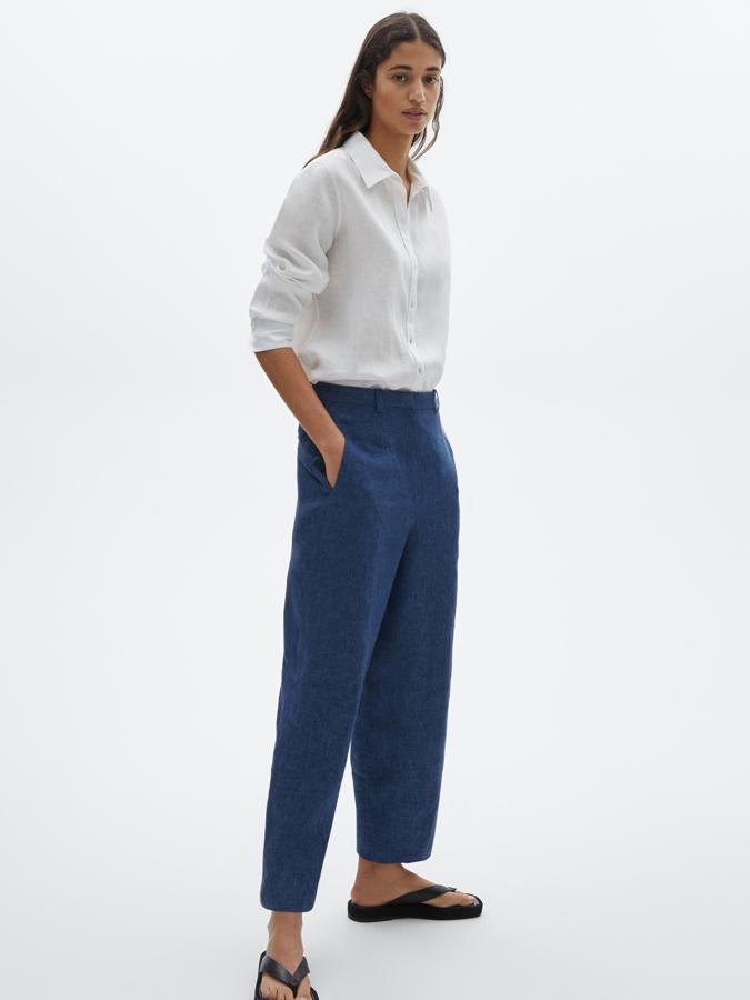 De tiro bajo y perneras rectas amplias, este pantalón en azul delavado de Massimo Dutti cuesta 59,95 euros y está disponible entre las tallas 34 y 44.