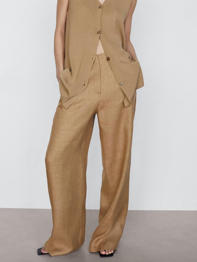 Con detalle de pinzas en la parte frontal, este pantalón beige de corte recto con bolsillos laterales y de ojal en la parte posterior está confeccionado al 100% en lino y está disponible entre las talas 34 y 42 por 69,95 euros.