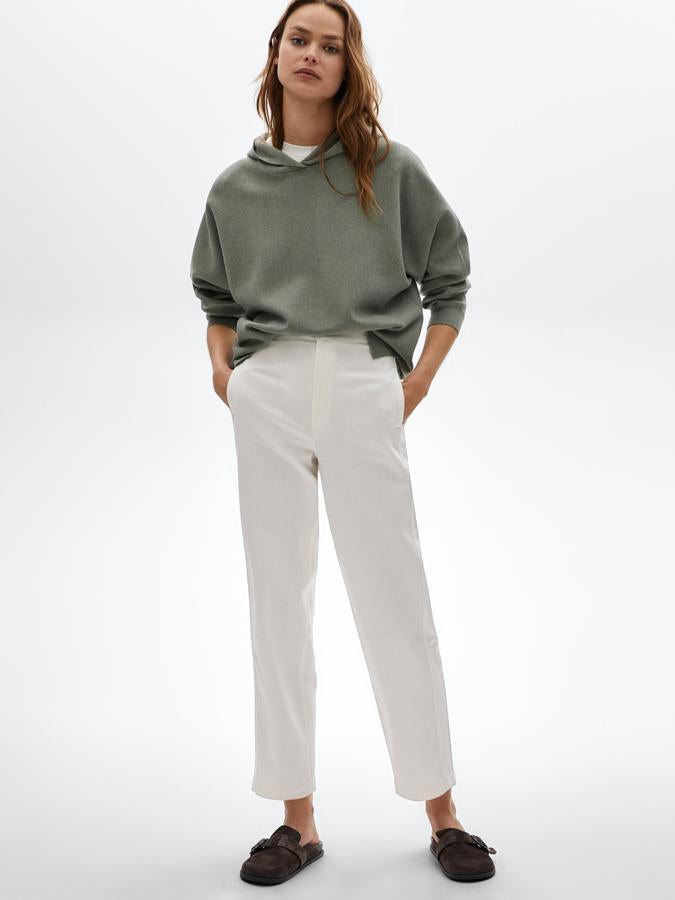 Confeccionado en un 15% de algodón reciclado y lino, este pantalón de corte recto en color crudo viene con dos bolsillos laterales y podemos encontrarlo entre las talas 34 y 42 por 59,95 euros.