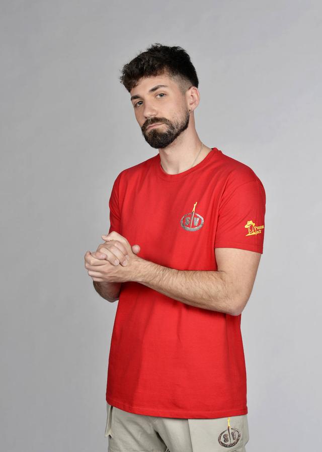 Alejandro saltó a la fama por su relación con Isa Pantoja. Tuvieron varios altibajos, pero al final se casaron por sorpresa en Cancún. Ese matrimonio duró muy poco y pronto se divorciaron. Luego el cántabro comenzó un noviazgo con Sofía Suescun que vivimos al detalle. Entraron juntos en ‘GH DÚO’, aunque en ese momento ya no eran pareja. En la casa de Guadalix tuvieron broncas, acercamientos, más peleas y algunos cariñitos bajo el edredón… pero al salir Sofía puso punto y final a su relación.