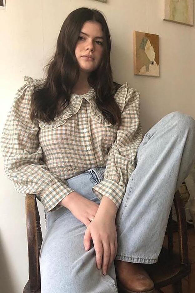 La influencer Charlotte Robinson con camisa de cuadros de Mango.