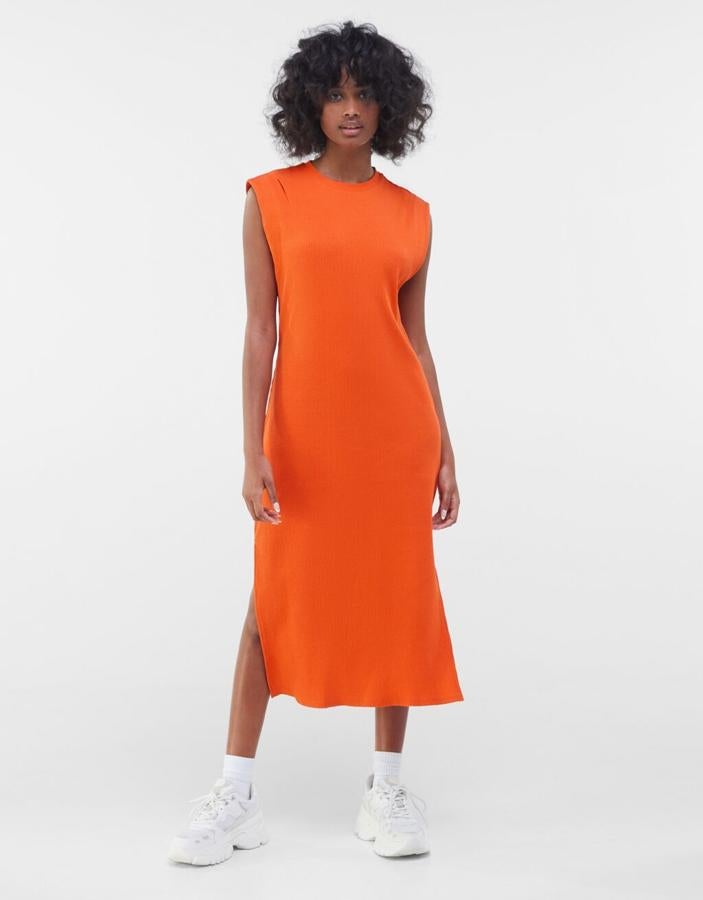 Vestido midi de canalé sin mangas con aperturas laterales, de Bershka (15,99 €).