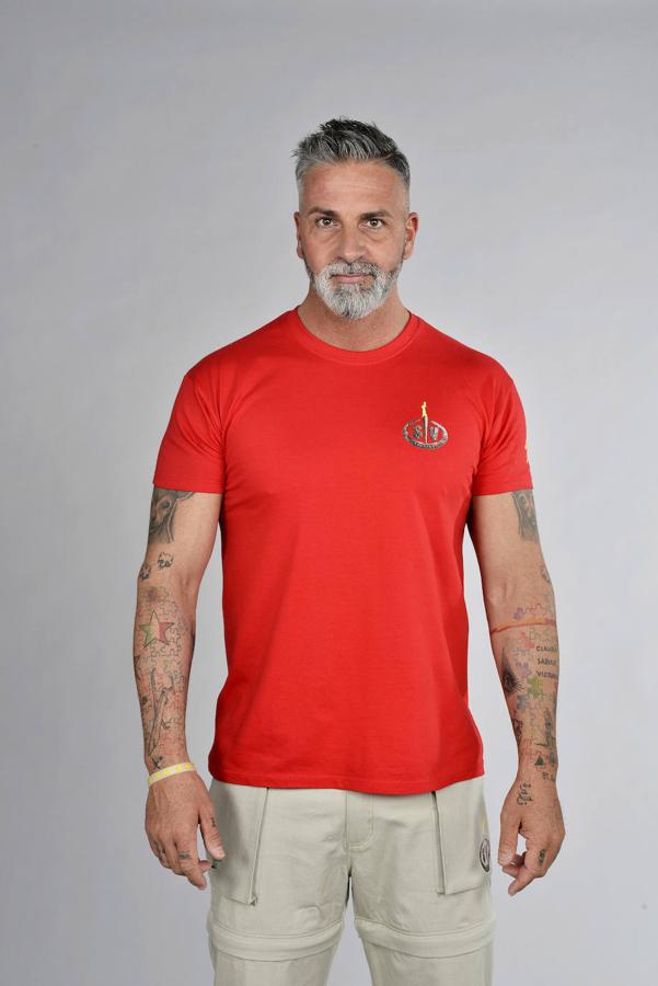 Carlos Alba es conocido por haber participado en el talent de cocina ‘Masterchef’, donde se quedó a las puertas de la final. Reconoce tener una personalidad fuerte y una naturaleza emprendedora. De nacionalidad española e italiana, Carlos aprovecha sus raíces para darle un toque muy personal a sus platos. Tiene un canal de Youtube en el que enseña cómo cocinar deliciosos platos de origen italiano, pero no lo hace solo… ¡sino con su hermano gemelo Victorio!