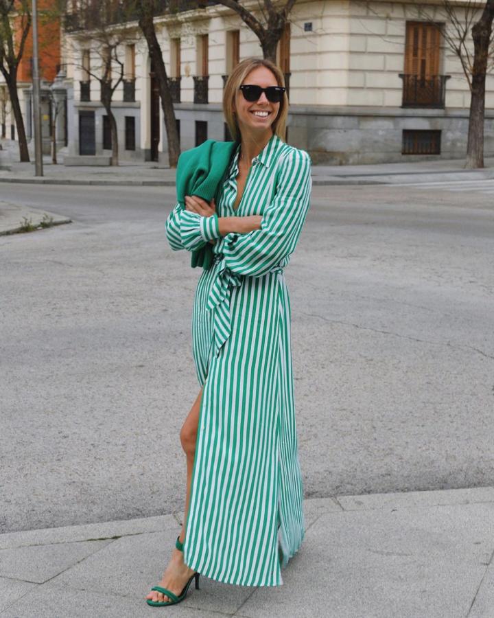 Lucía Bárcena estrenó la primavera con este favorecedor maxi vestido camisero de rayas verdes y blancas de Tommy Hilfiger.