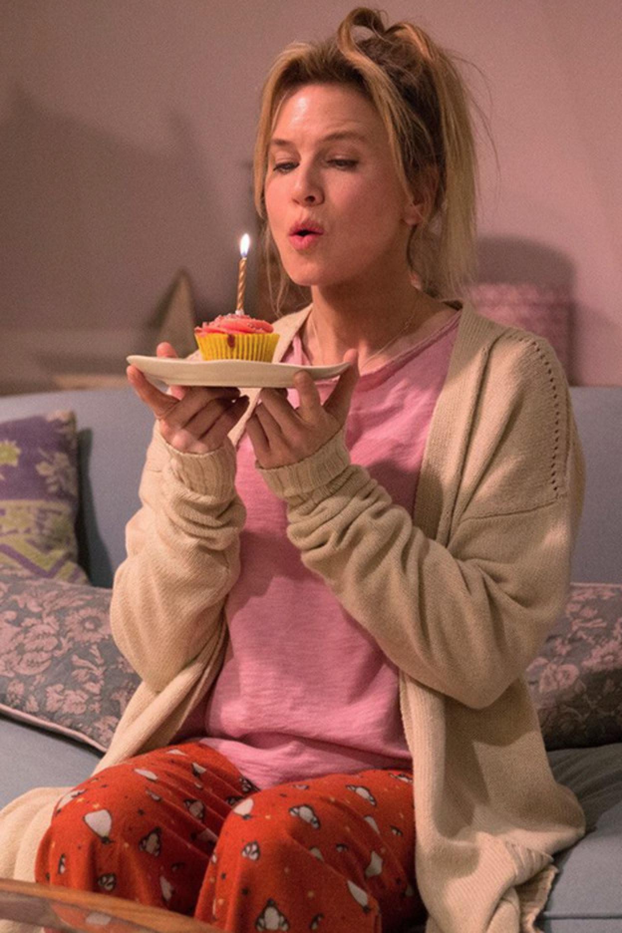 Pincha en la foto de Bridget Jones para ver 10 peliculones para montarse el cine en casa.