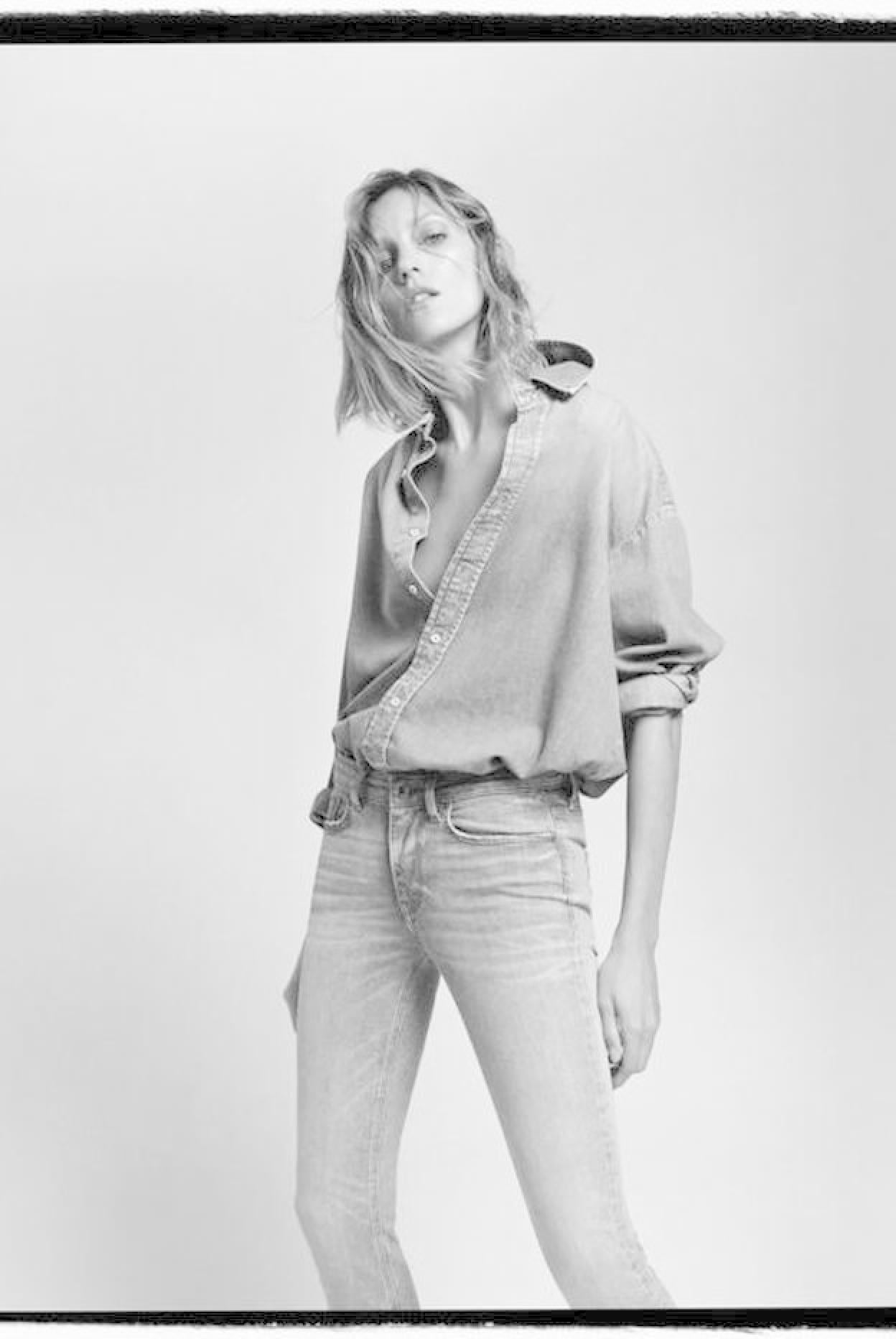 Pincha en la foto para ver más looks con vaqueros de Zara y saber cómo llevarlos esta primavera para parecer más joven.