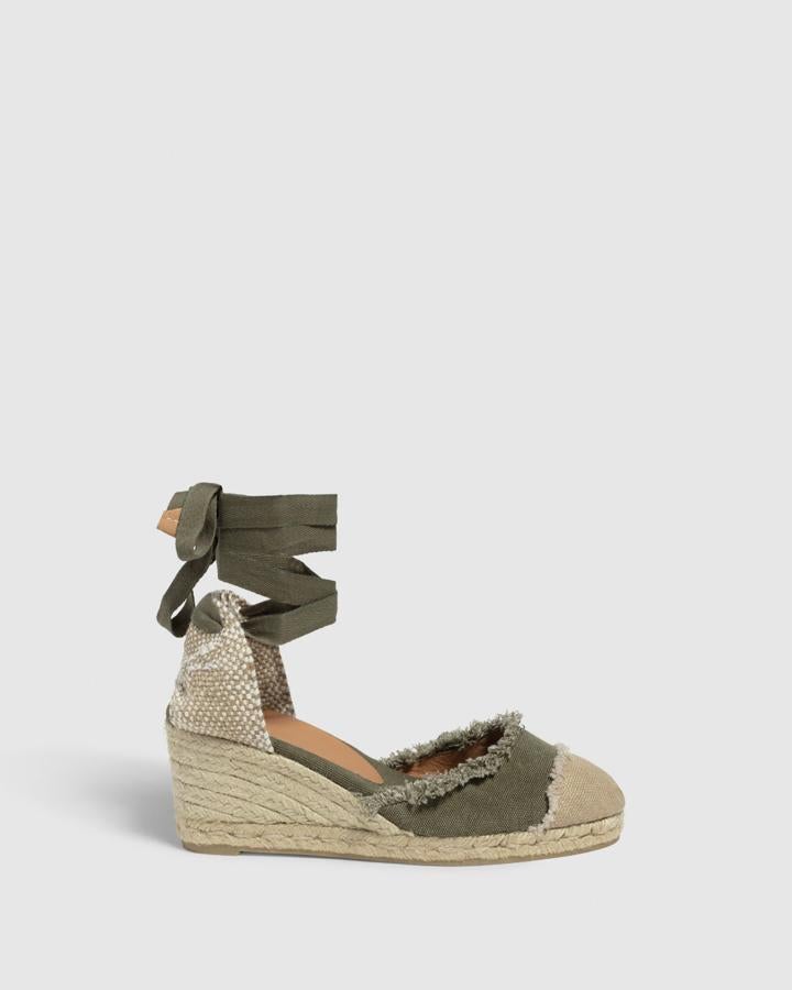 Alpargatas con cuña de esparto en color caqui y crema de Castañer (115 euros)