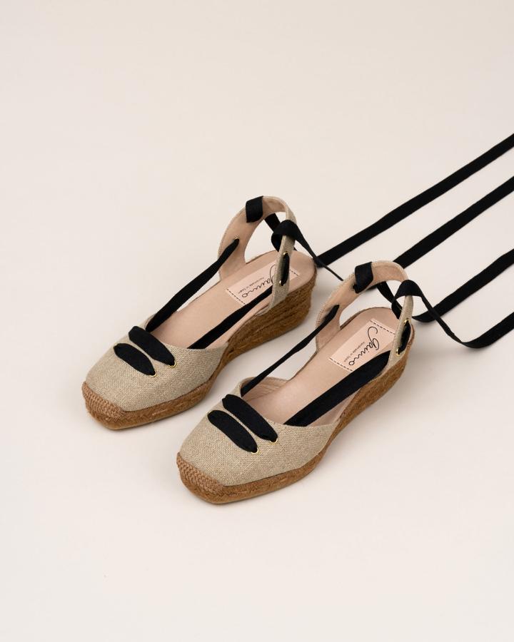 Alpargatas bicolor en color arena con tira de color negro de Gaimo (57,99 euros)