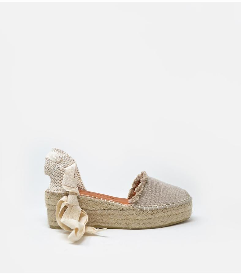 Alpargatas desflecadas en color arena de Macarena Shoes (65 euros)