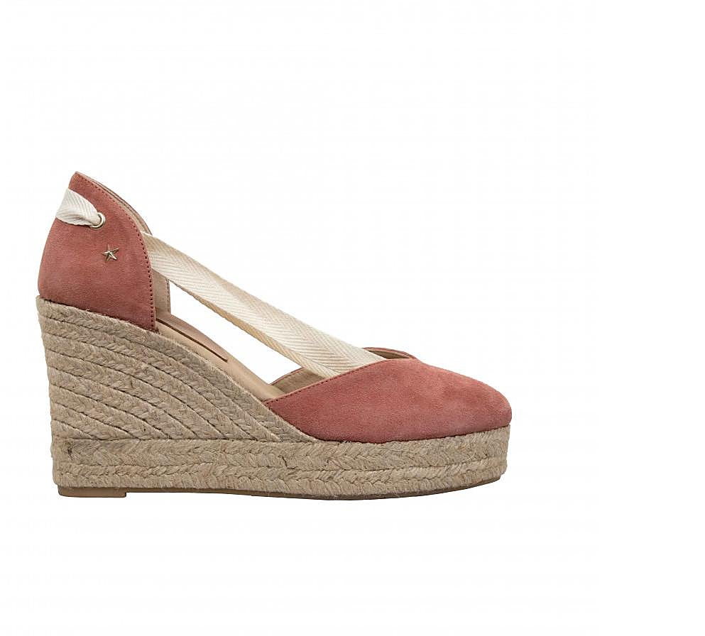 Alpargatas con cuña de esparto en color rosa fresa de Pitusas (95 euros)