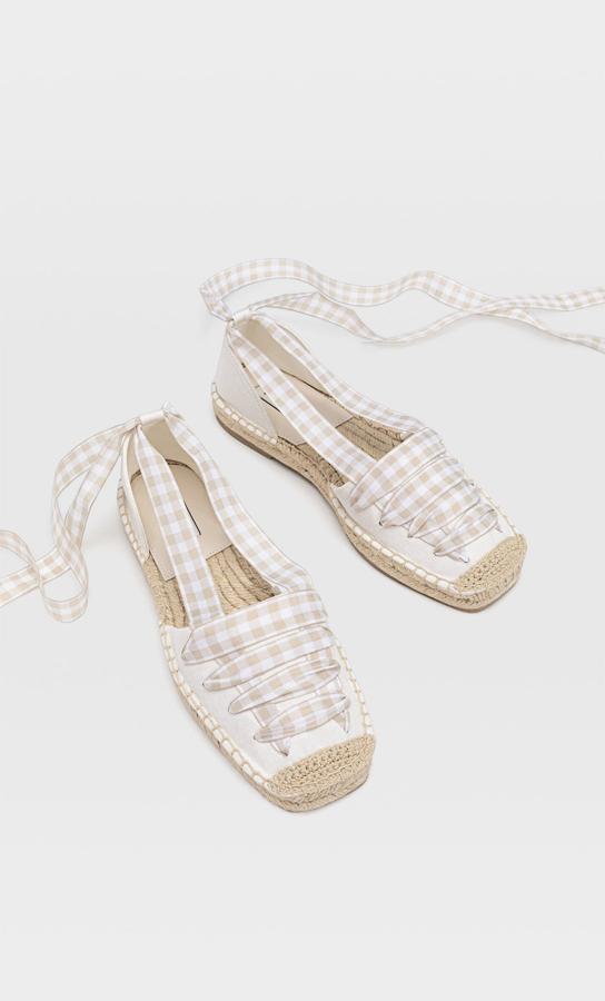 Alpargatas planas con cintas con estampado vichy de Stradivarius (25,99 euros)