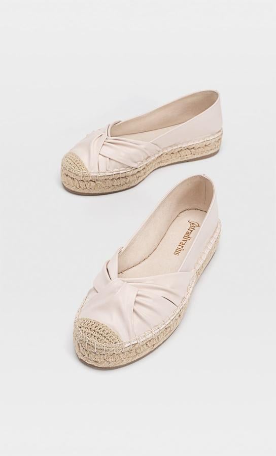 Alpargatas planas con nudo delantero de Stradivarius (25,99 euros)
