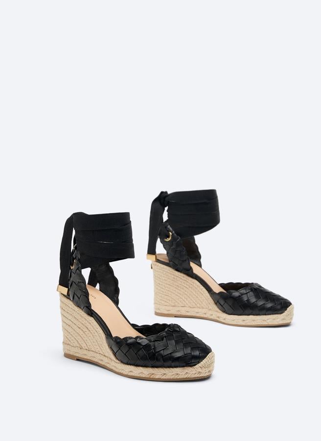 Alpargatas de piel trenzada en color negro de Uterqüe (99,99 euros)