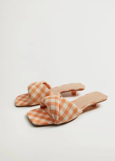 Las sandalias tendencia también se suman al estampado de cuadros vichy: tacón cómodo, suela cuadrada y el color más veraniego: el naranja. (39,99 euros).