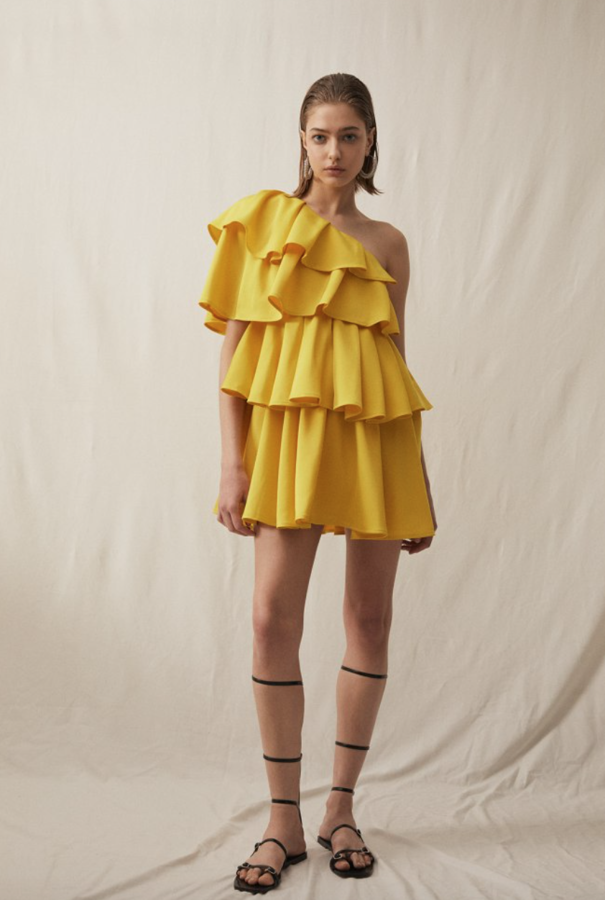 Un diseño asimétrico que llama muchísimo la atención (59,99 euros) y que funciona a la perfección con esas sandalias de inspiración folk. Perfecto para las noches de verano.