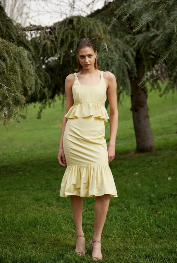 Un diseño de espíritu retro que no vas a encontrar en ninguna otra tienda del low cost. La falda tubo es súper icónica, con ese volante tan ochentero (29,99 euros), y el top acierta al rematar con el mismo volante (25,99 euros). Una fantasía.