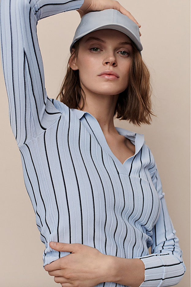 Gorra de visera azul cielo y polo del mismo color de la nueva colección de Mango.