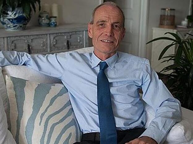 Simon Charles Dorante-Day es la viva imagen de sus padres biológicos, o eso asegura él en su página de Facebook.